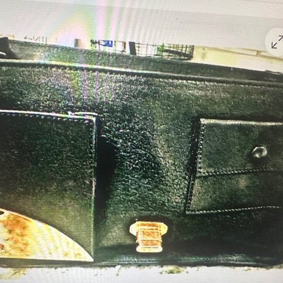 The Versace La Medusa Soft Lamb Leather Bag in size M is a luxurious and stylish - Picture 10 of 16